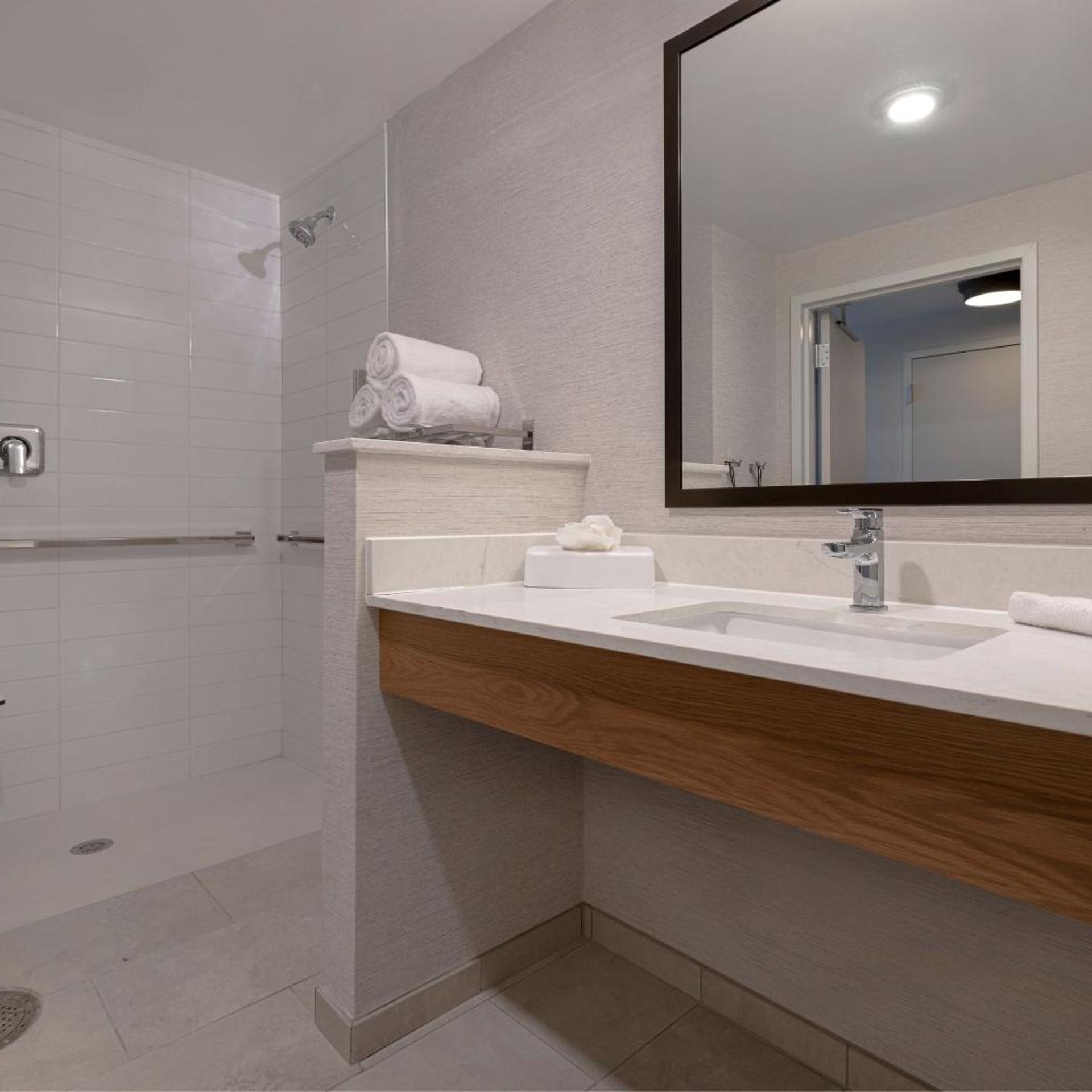 Guest Room, King Bed, City View 8/10