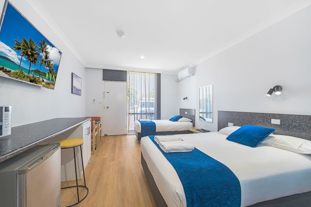 Motel, Deluxe, 1 Queen and 1 Single Bed، Plainsman Motel 3/8