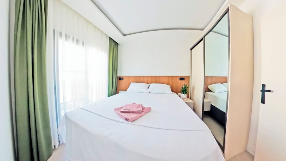 1 BEDROOM, FAMILY SUITE