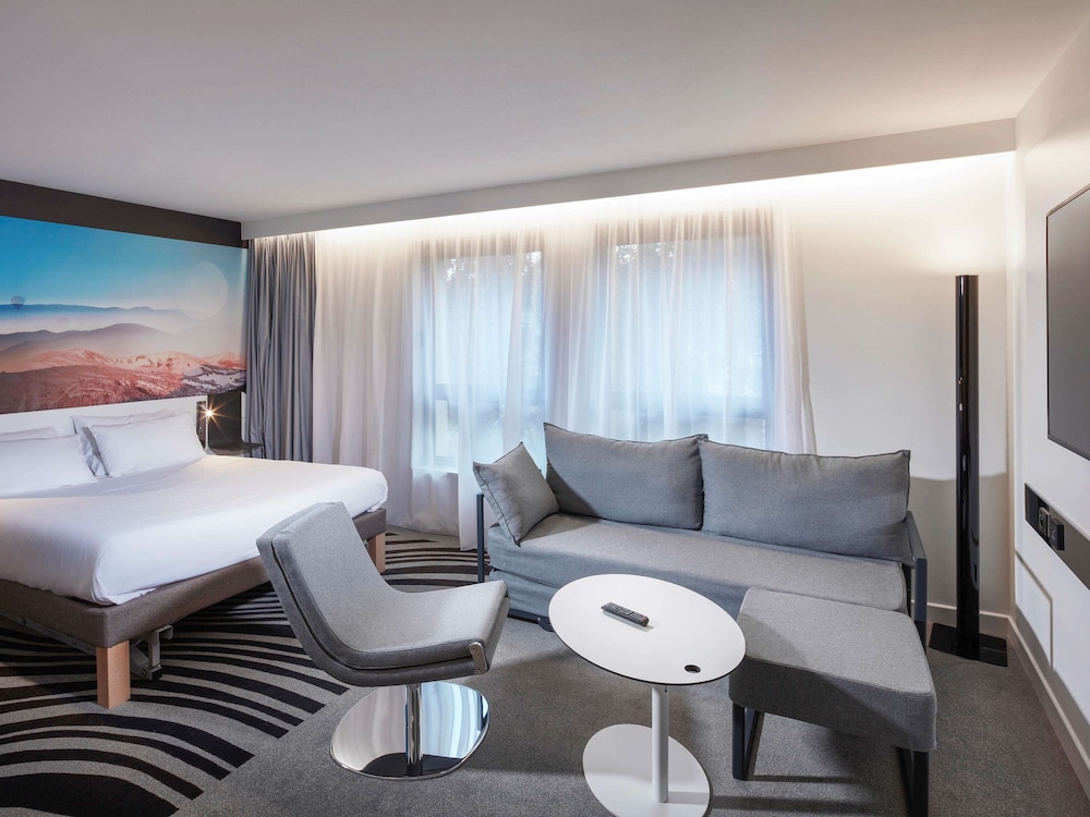 SUPERIOR, SUITE, QUEEN BED, ACCESSIBLE