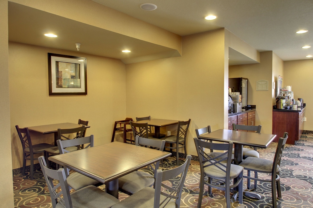 Cobblestone Inn &amp; Suites -- Hartington, NE 33/39