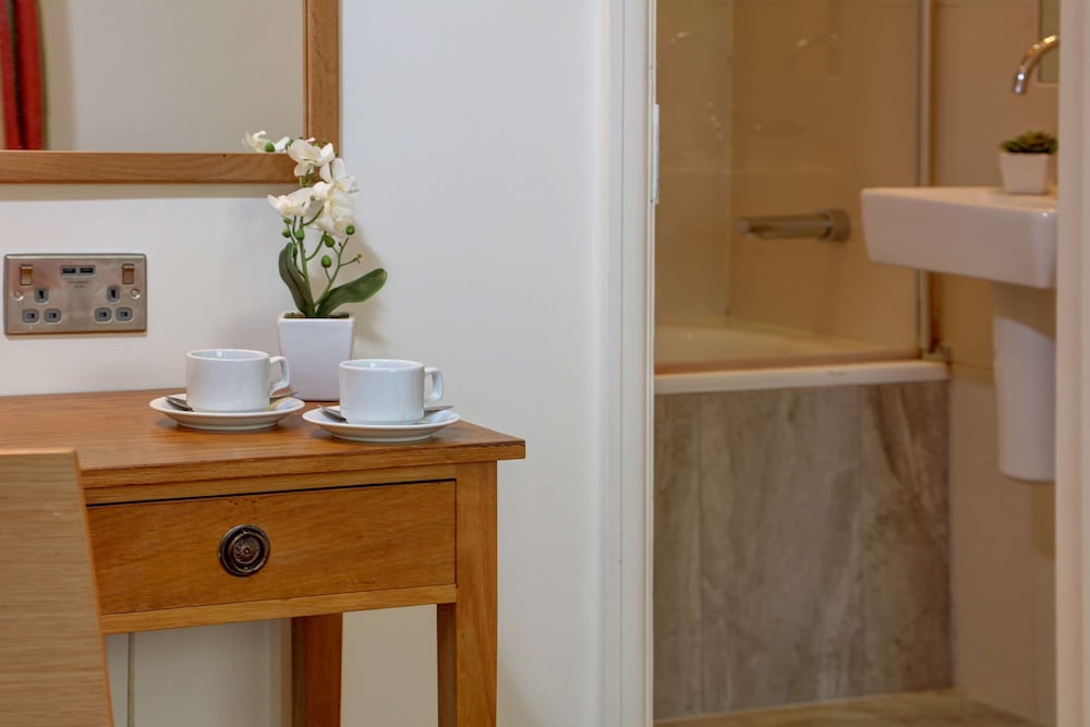 Queensway Hotel, Sure Hotel Collection by Best Western 28/38