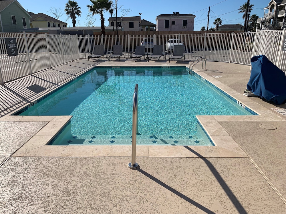 La Quinta Inn and Suites by Wyndham Galveston North at I-45 14/28