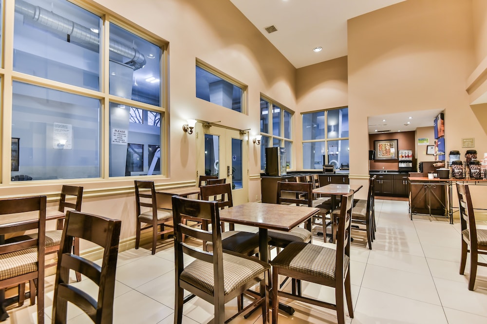 Comfort Inn & Suites Ambassador Bridge 25/39