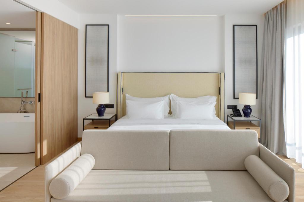 The Level, Queen Bed, Sea Front