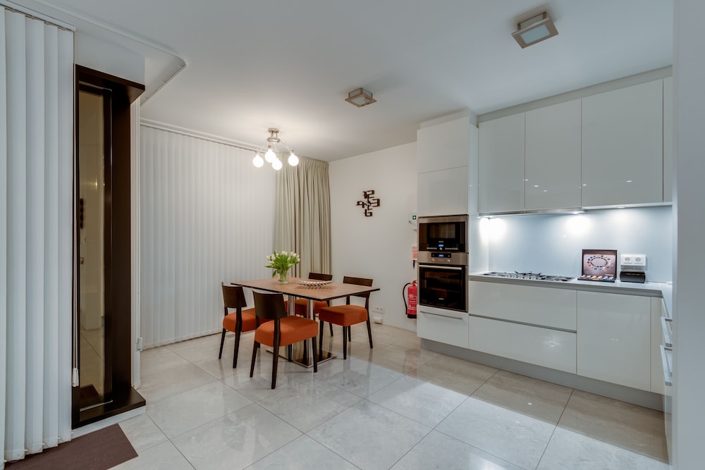 Black Pearl Luxury Apartments 11/67