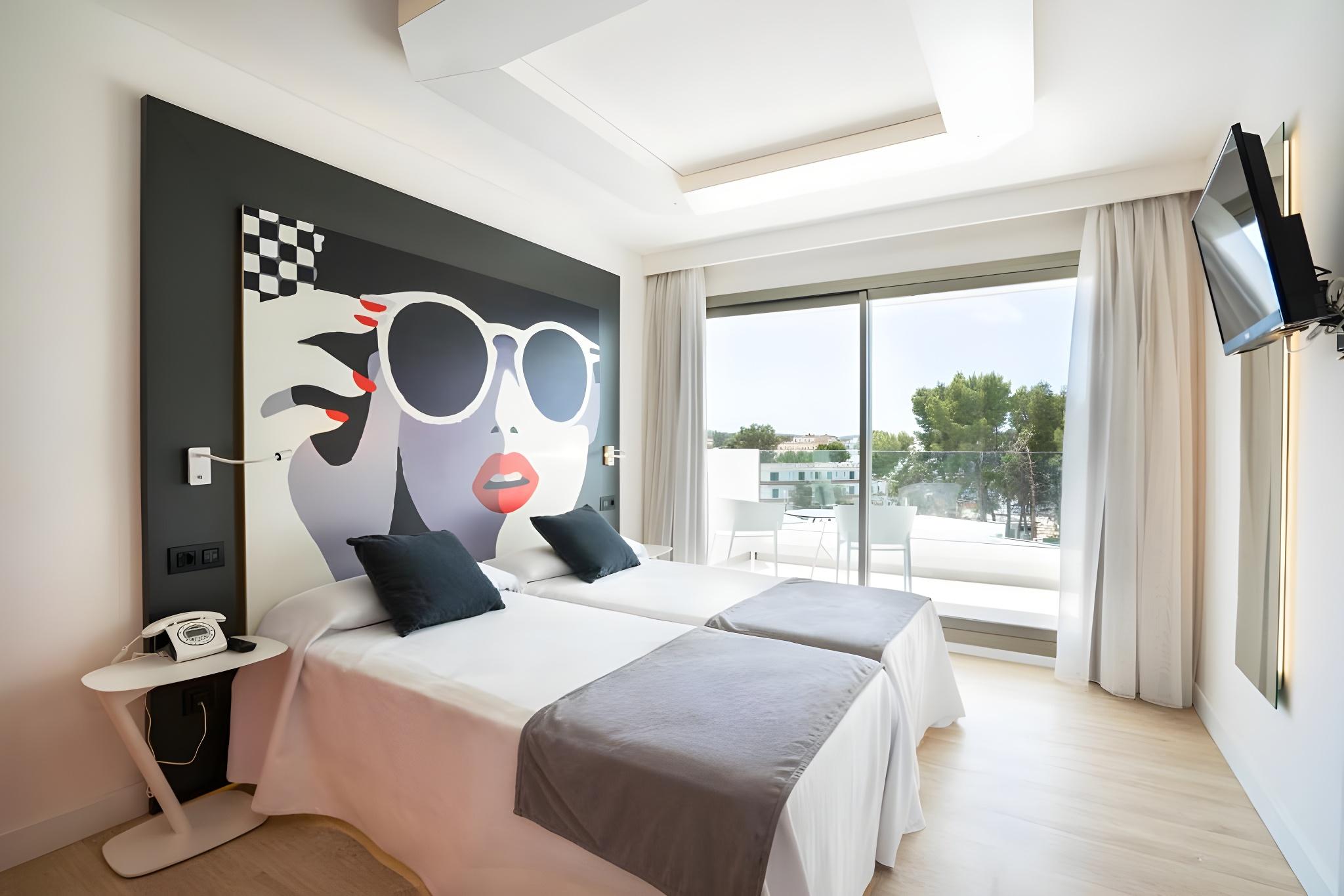 Room, Double or Twin Bed, Pool View