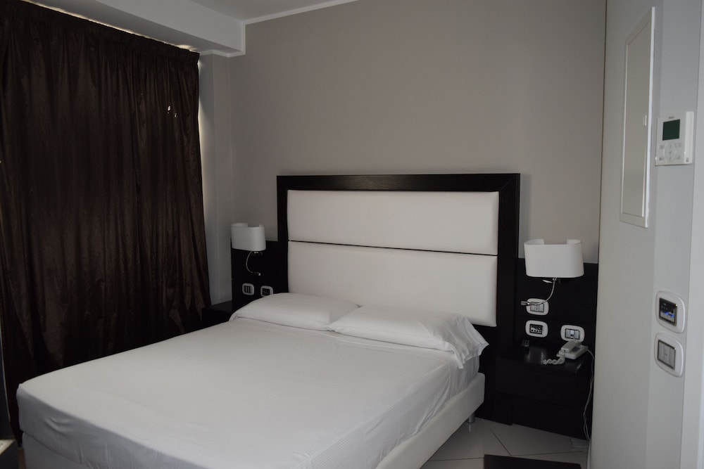 Marconi Hotel 24/63