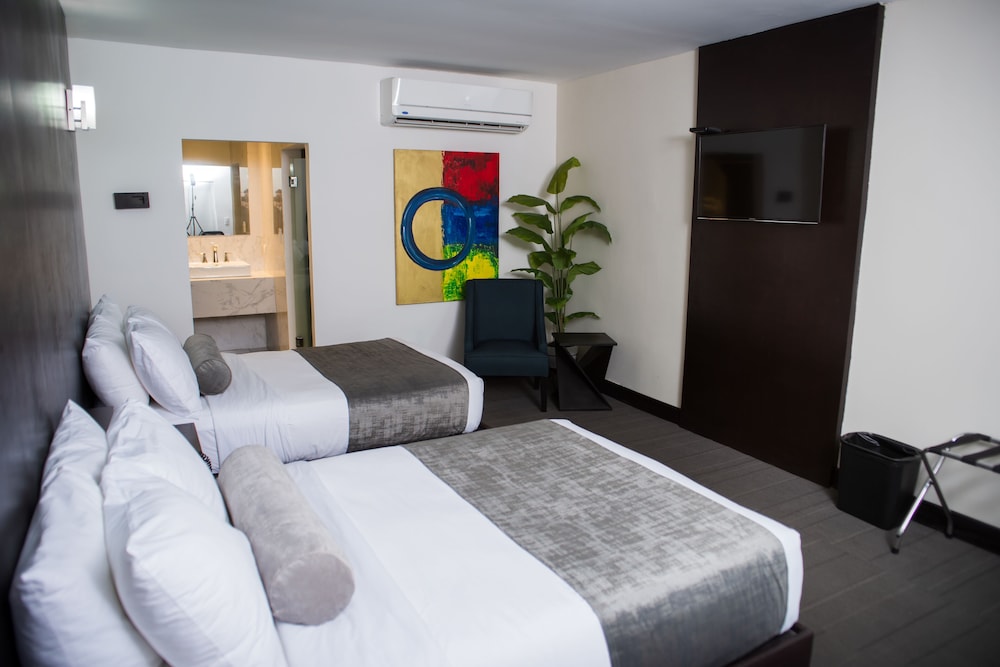 Classic, 2 King Beds, 2 Queen Beds