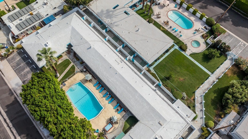 The Villas of Palm Springs 42/50