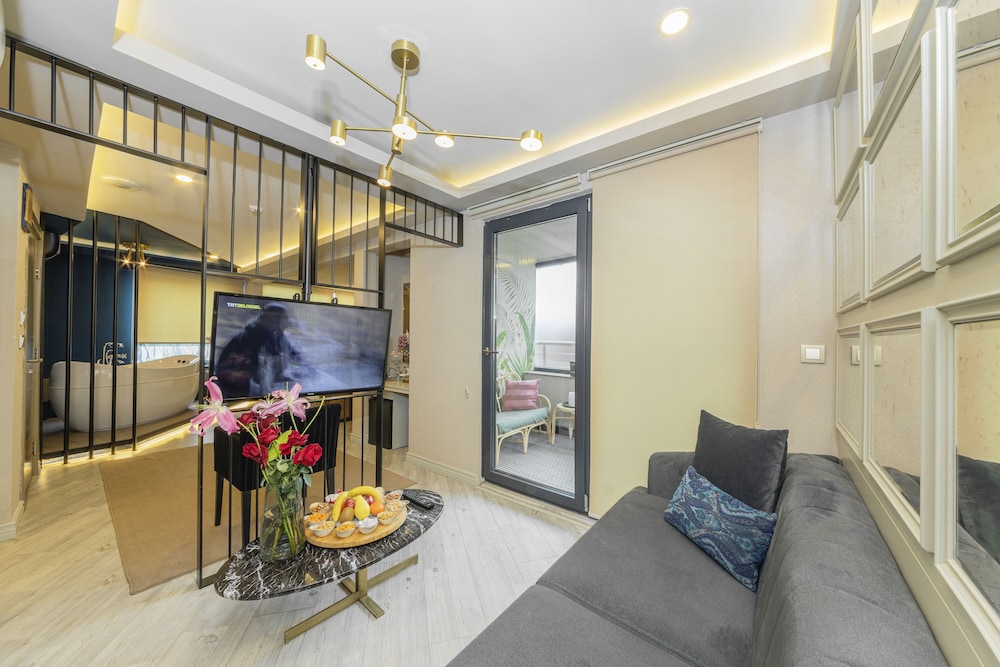 Ayramin Deluxe Hotel 58/78
