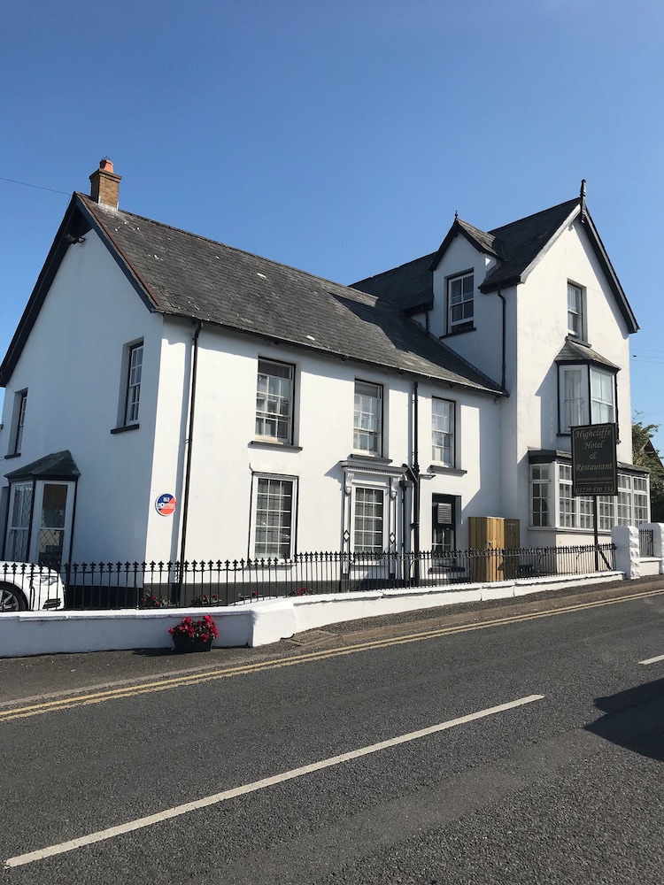Highcliffe Hotel 32/48