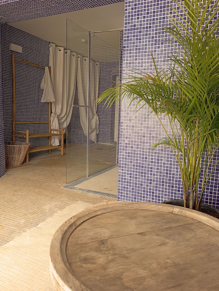 ICON Valparaiso - Adults Only 73/77