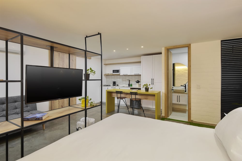 DELUXE, STUDIO, SUITE