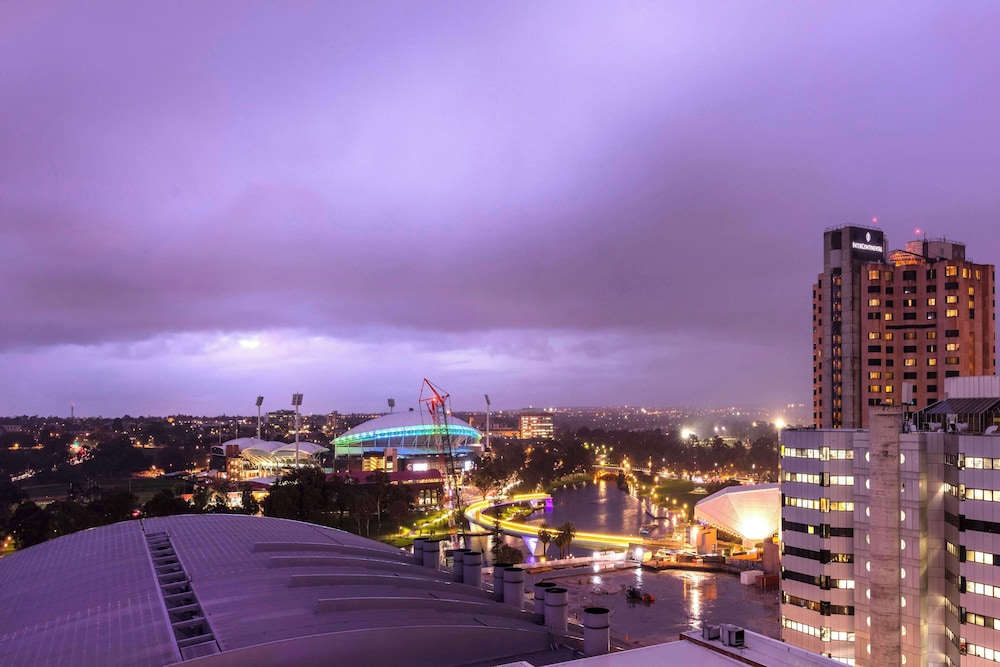 Oaks Embassy Adelaide Suites 62/64