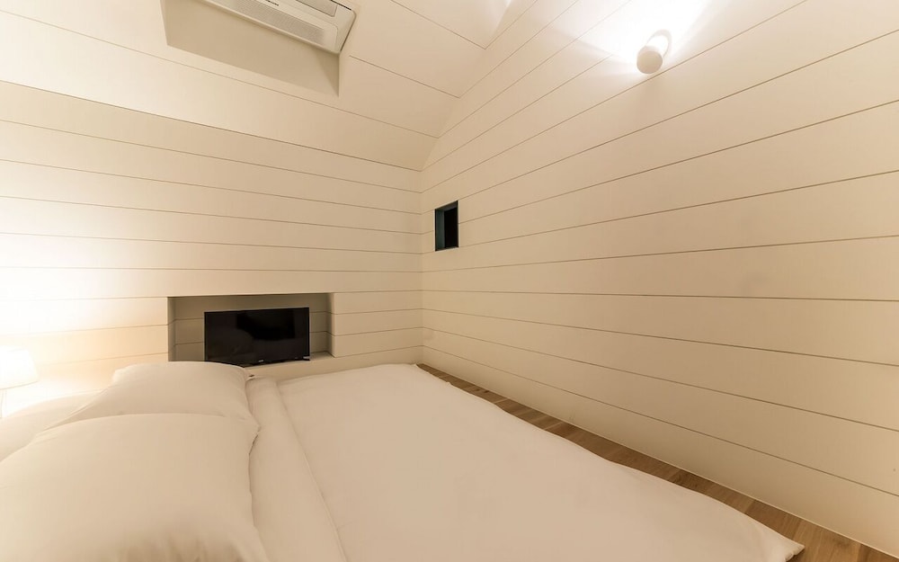 Hotel 498 16/42
