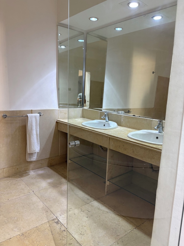 Carlton Luxury Resort 25/26