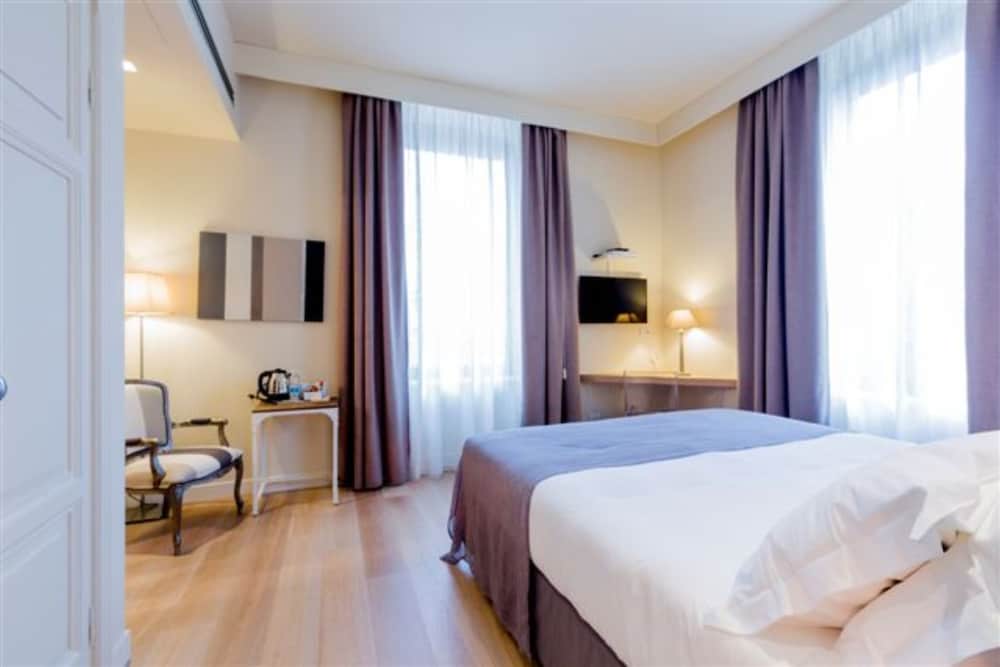 Hotel 900 12/51