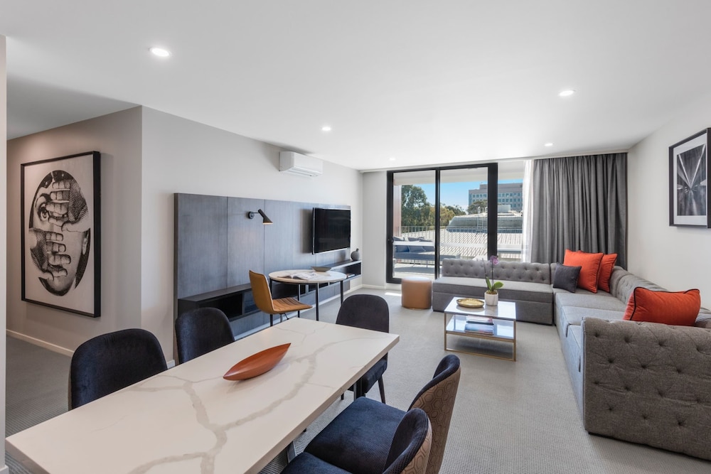 Deco Hotel Canberra 18/28