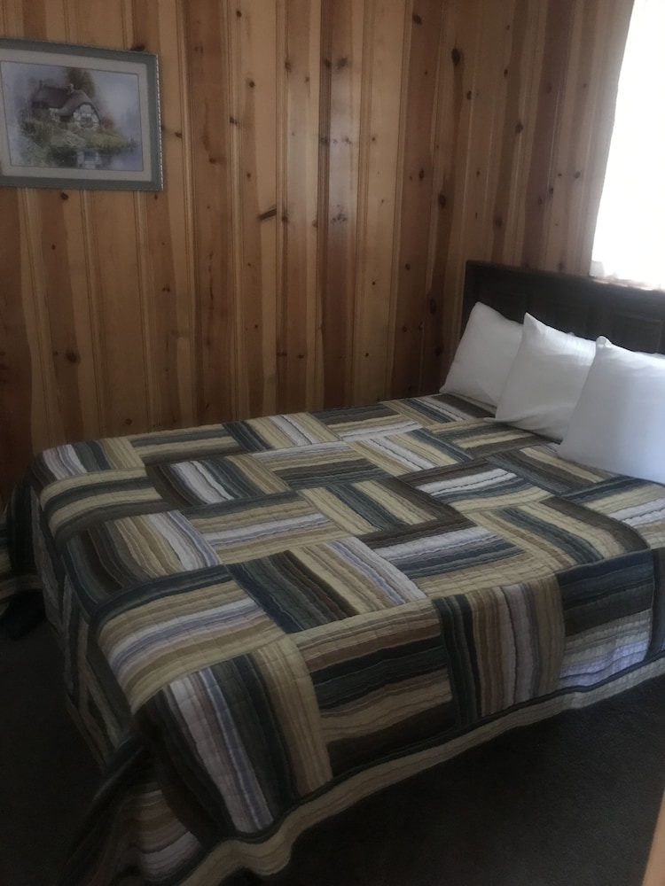 Chalet Motel 17/49