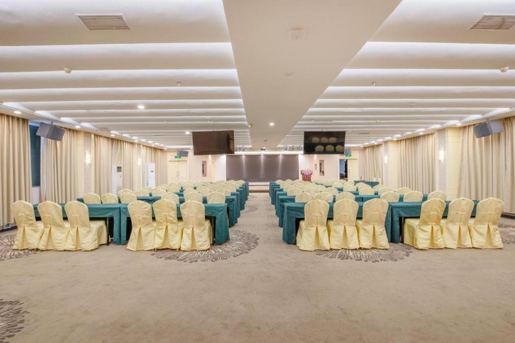 Vienna Hotel Huizhou (Huabianling Square Branch) 35/50