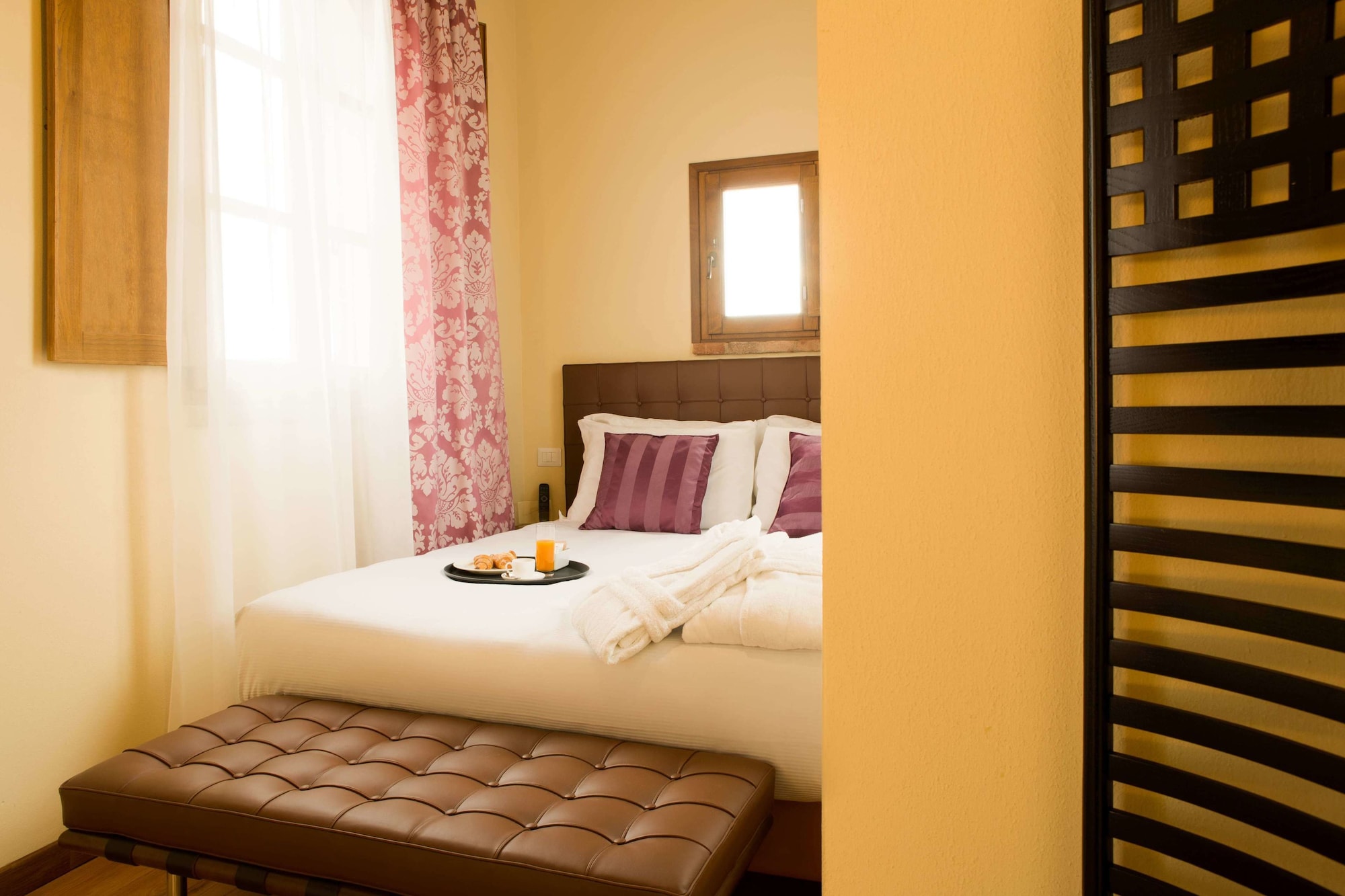 Junior Suite, Queen Bed, Sofa