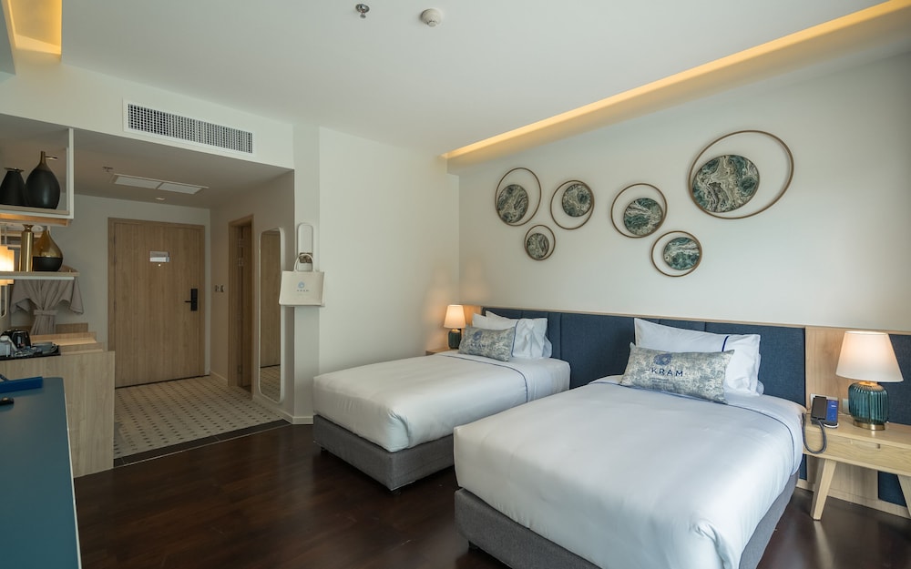 DELUXE POOL VIEW TWIN BED