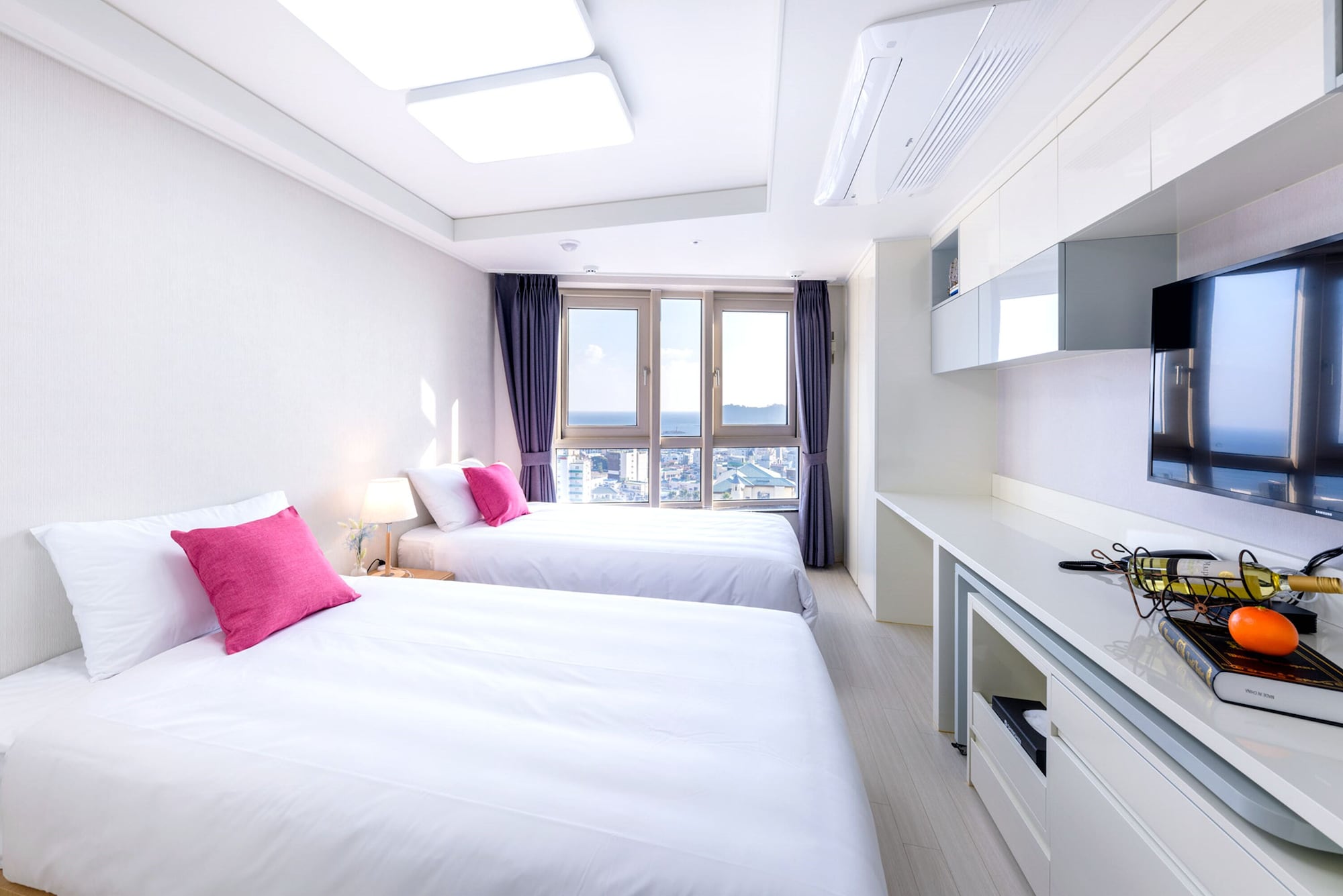 PREMIER, TWIN BEDS, CITY VIEW