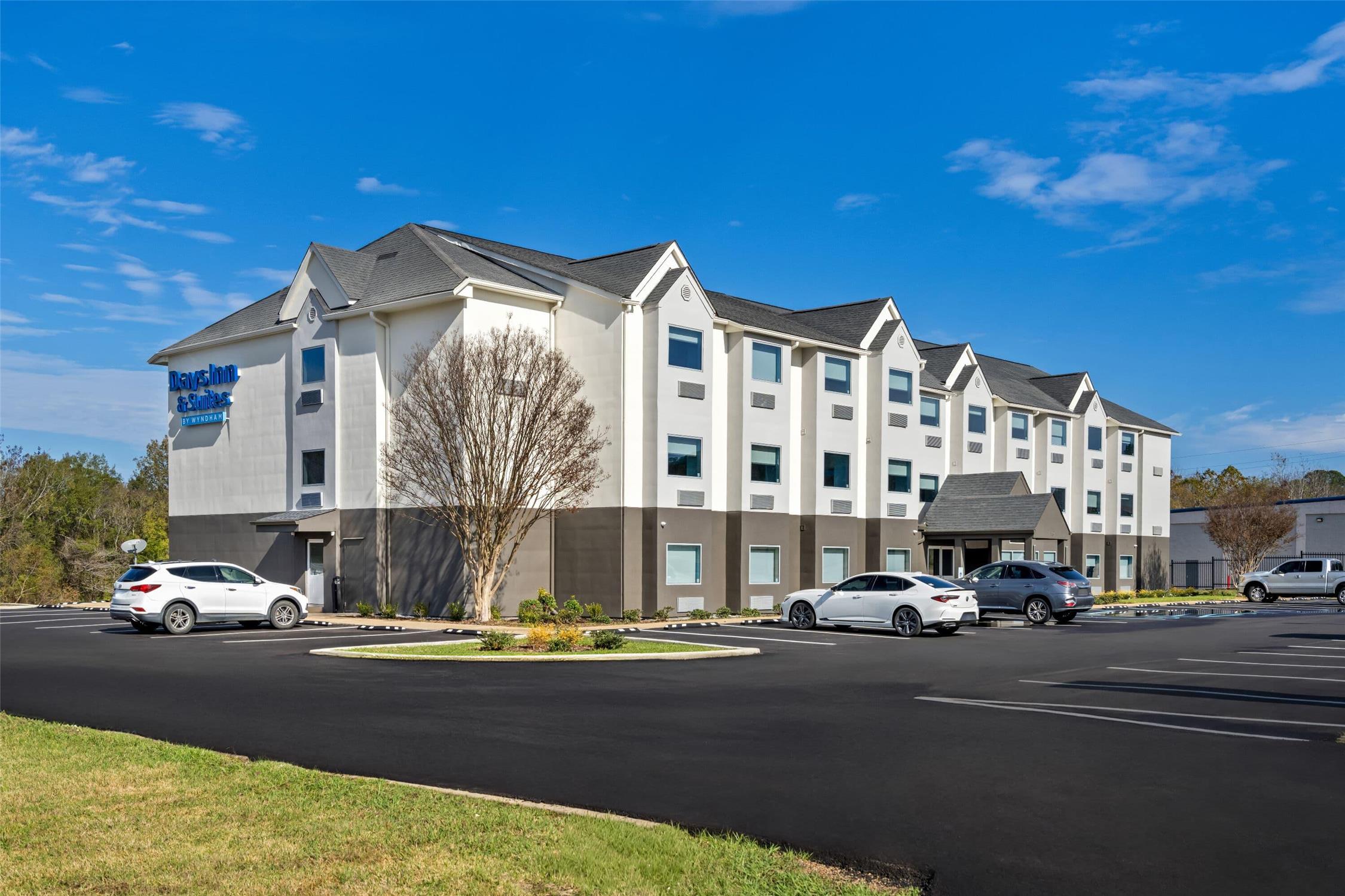 Days Inn & Suites by Wyndham Brandon Amphitheater 25/27