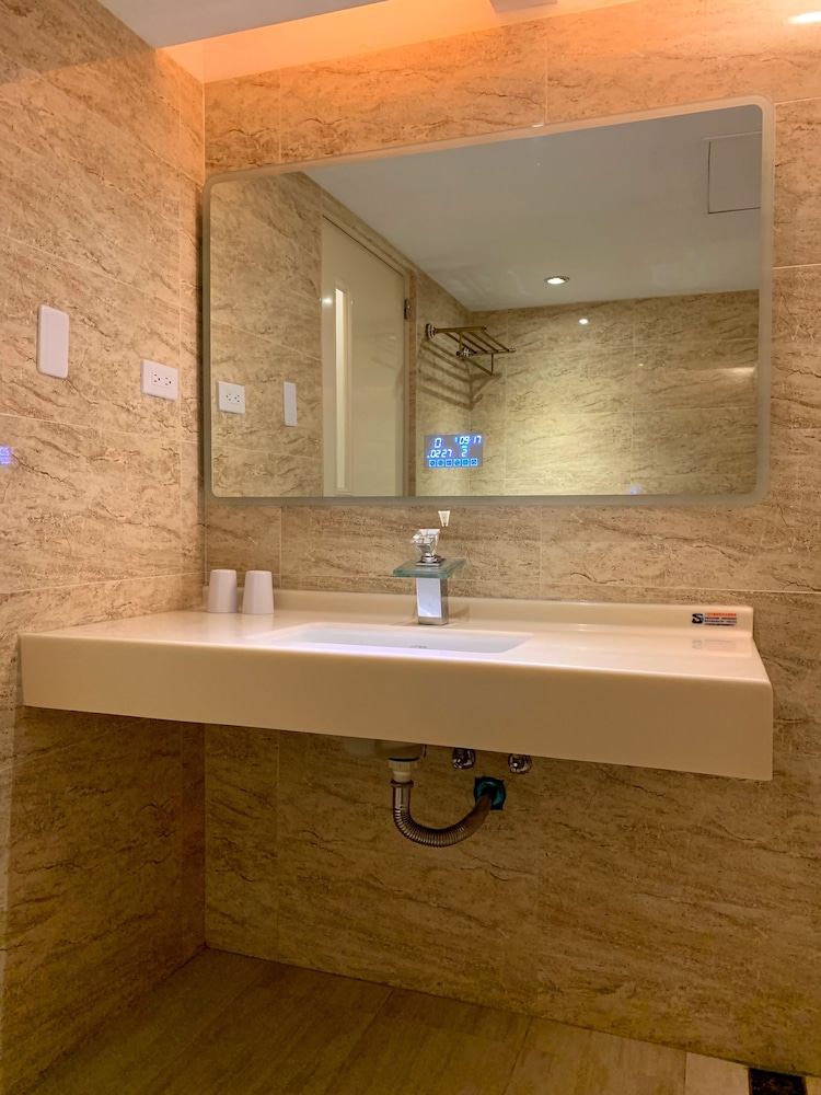 Champs Elysees Hotel 46/47