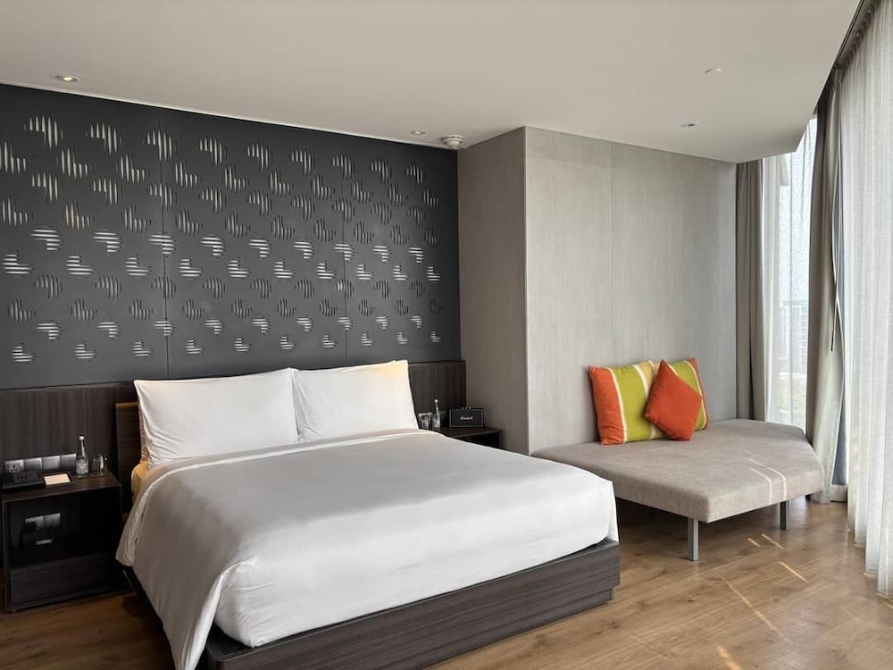 Premium, King Bed, City View
