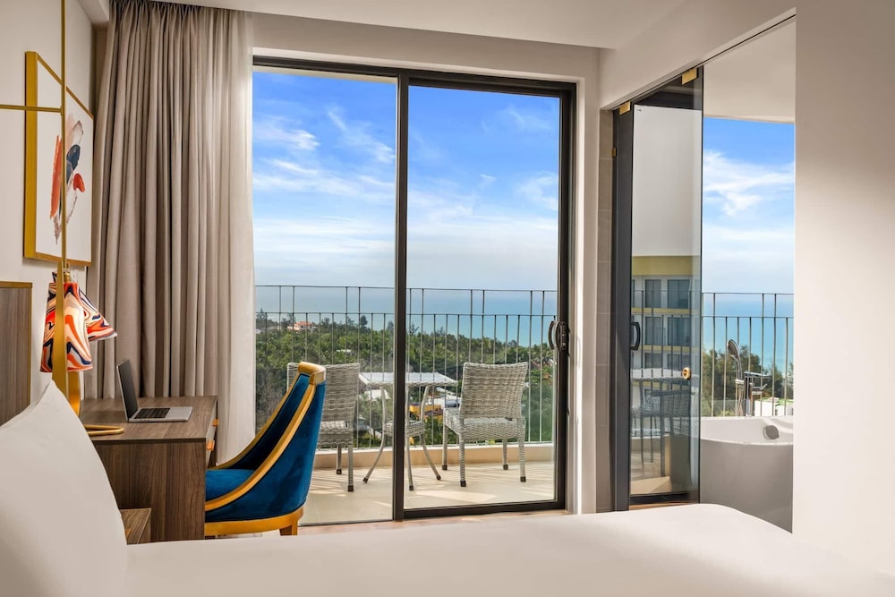 Wyndham Royal Beachfront Resort & Spa Hoi An Danang 37/59