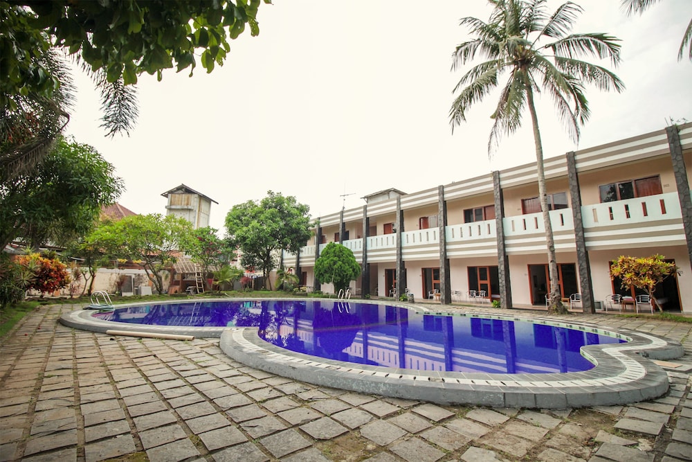 RedDoorz Plus At Hotel Sofia Pangandaran 25/27
