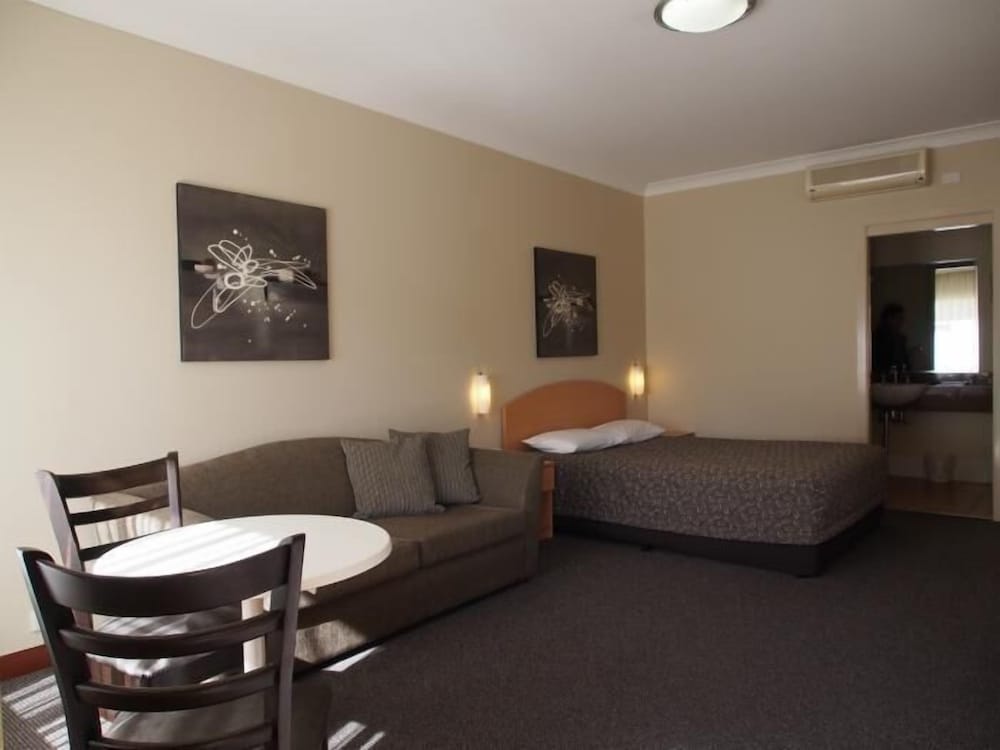 Golden Guitar Motor Inn 30/50