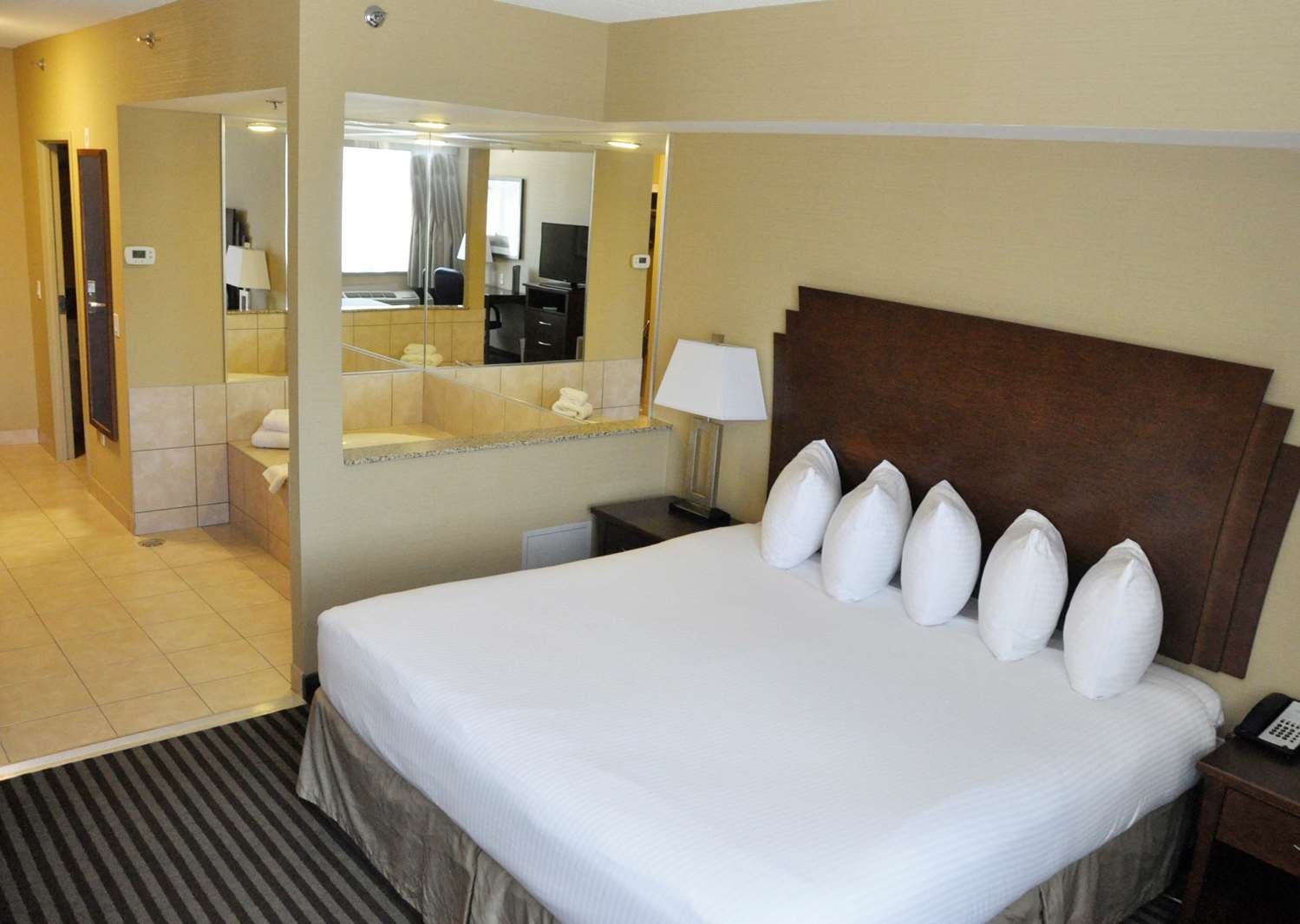 Tower, Suite, King Bed, Jetted Tub