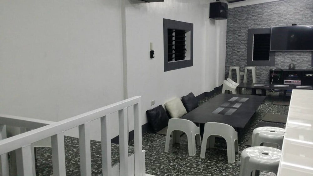 Ervoruto Hostel Makati 23/28