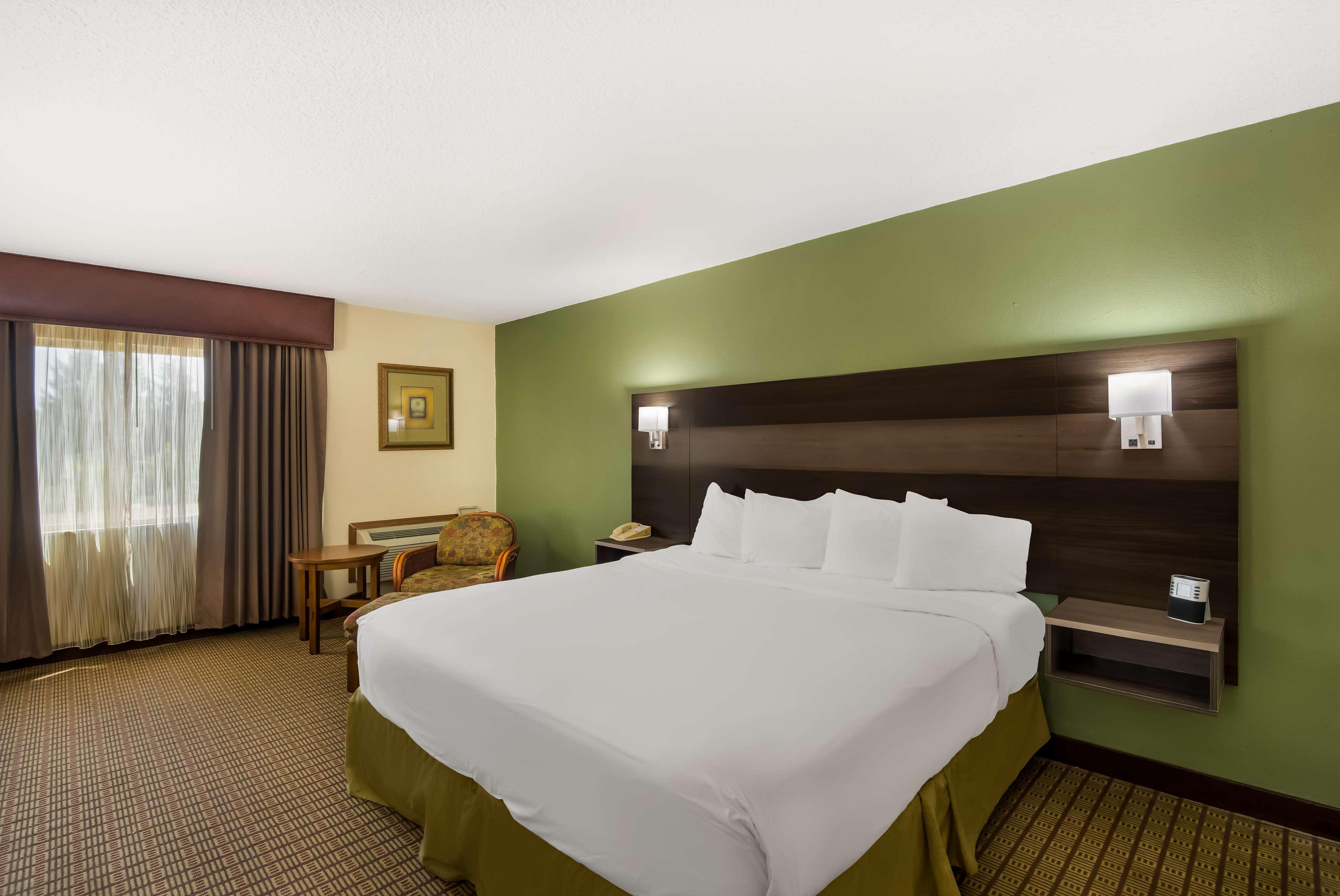 Room, King Bed, Courtyard View