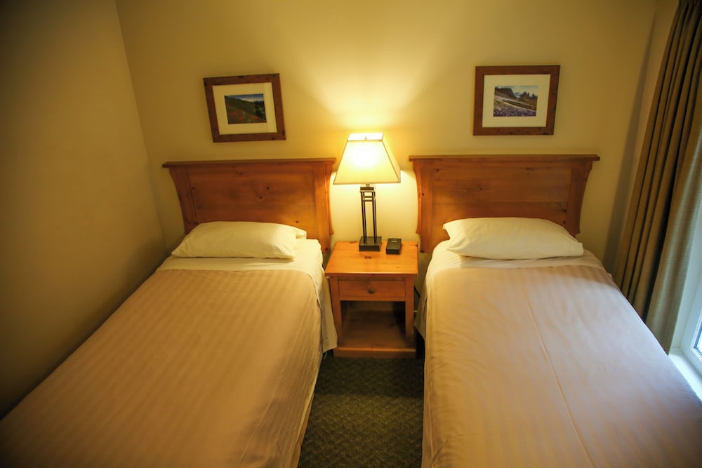 Tantalus Resort Lodge 16/55