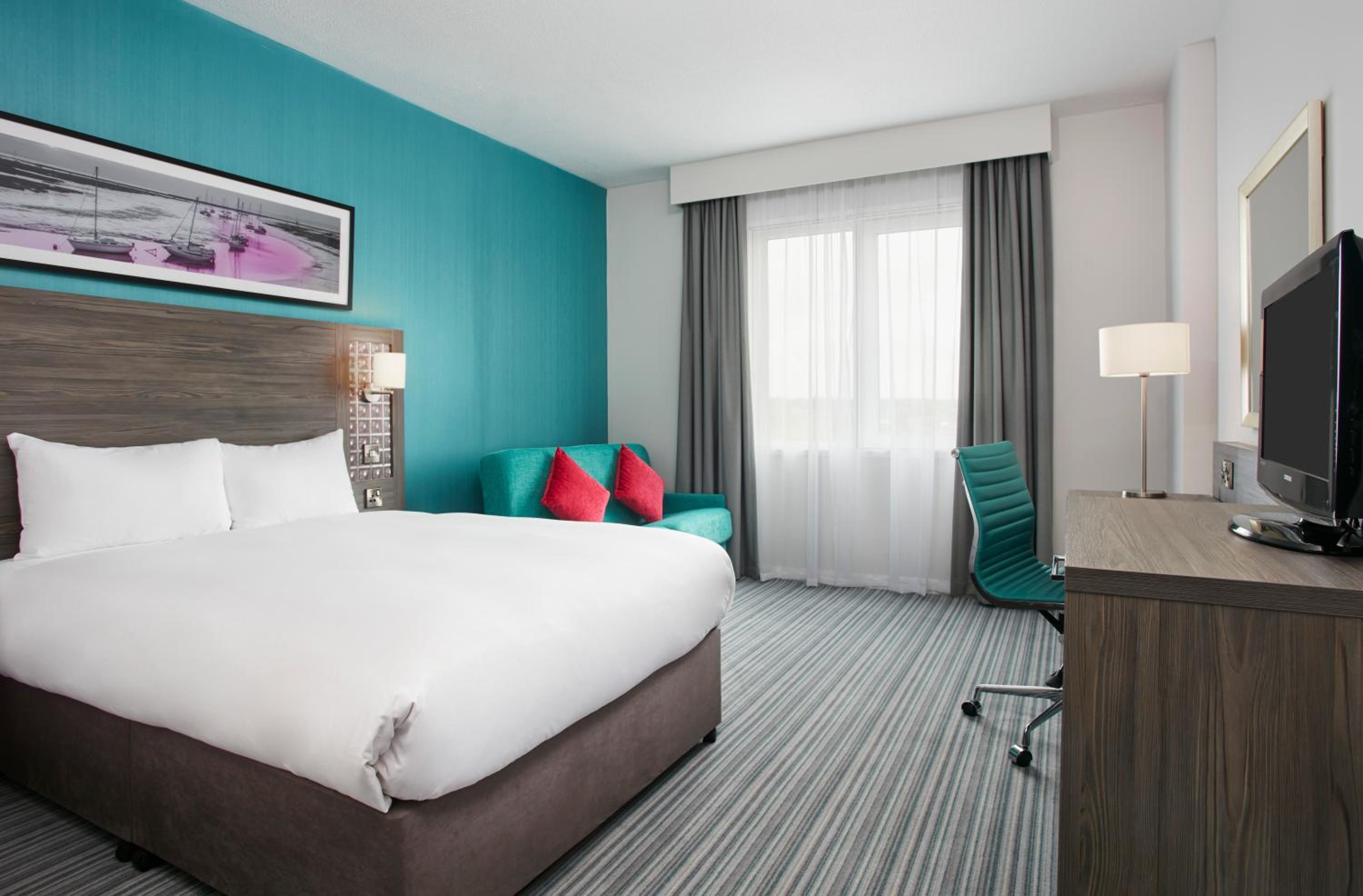 غرفة قياسية بسريرين منفصلين مع أريكة، Leonardo Hotel Belfast 2/5