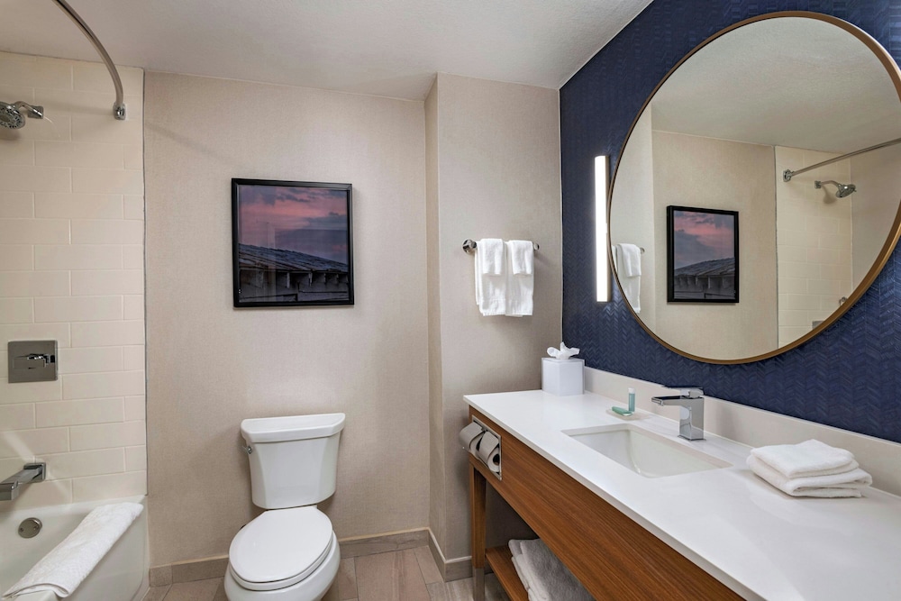 Chandler Hospitality Inn (Holiday Inn Express and Suites Phoenix/Chandler) 30/32