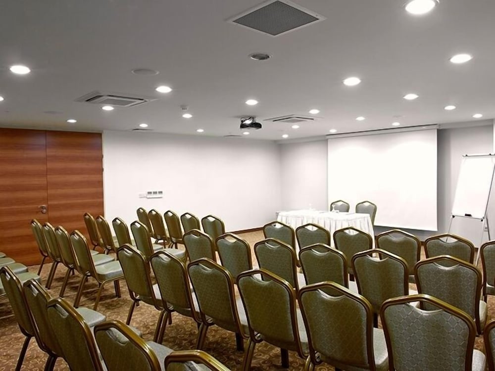 Volley Hotel Izmir 50/63