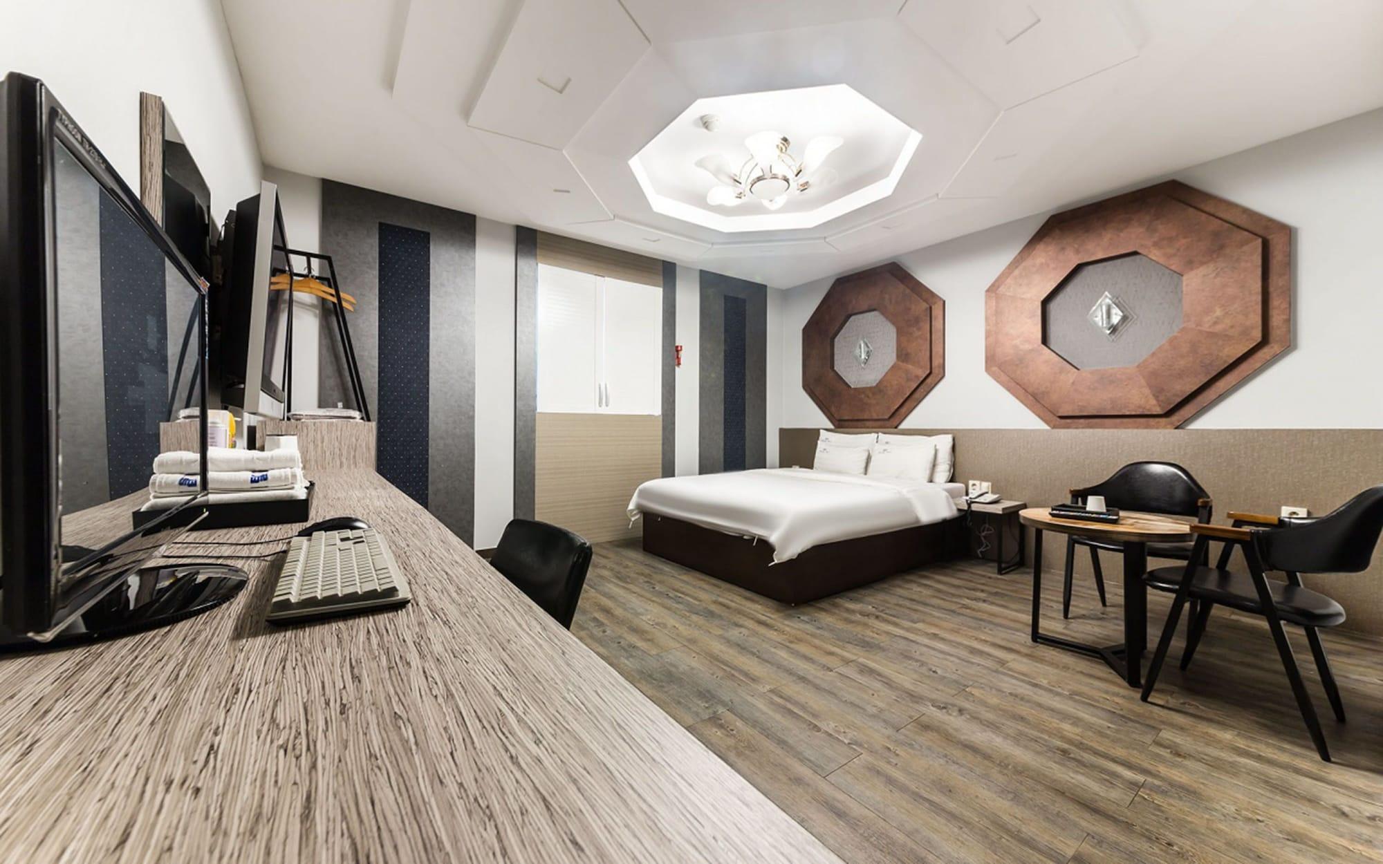 No 1 Hotel 16/44