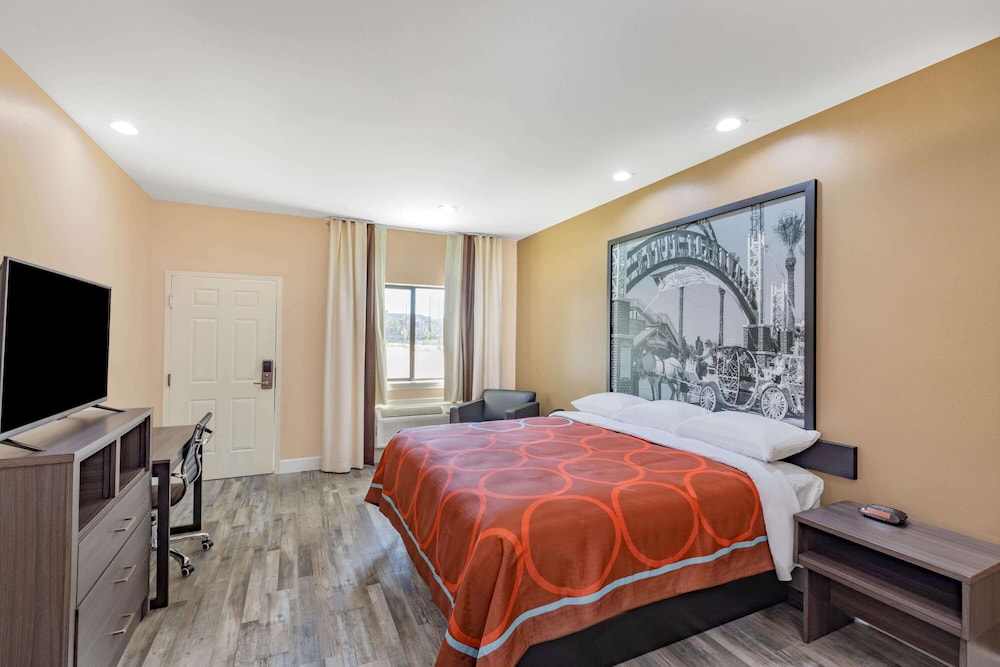 EFFICIENCY, KING BED