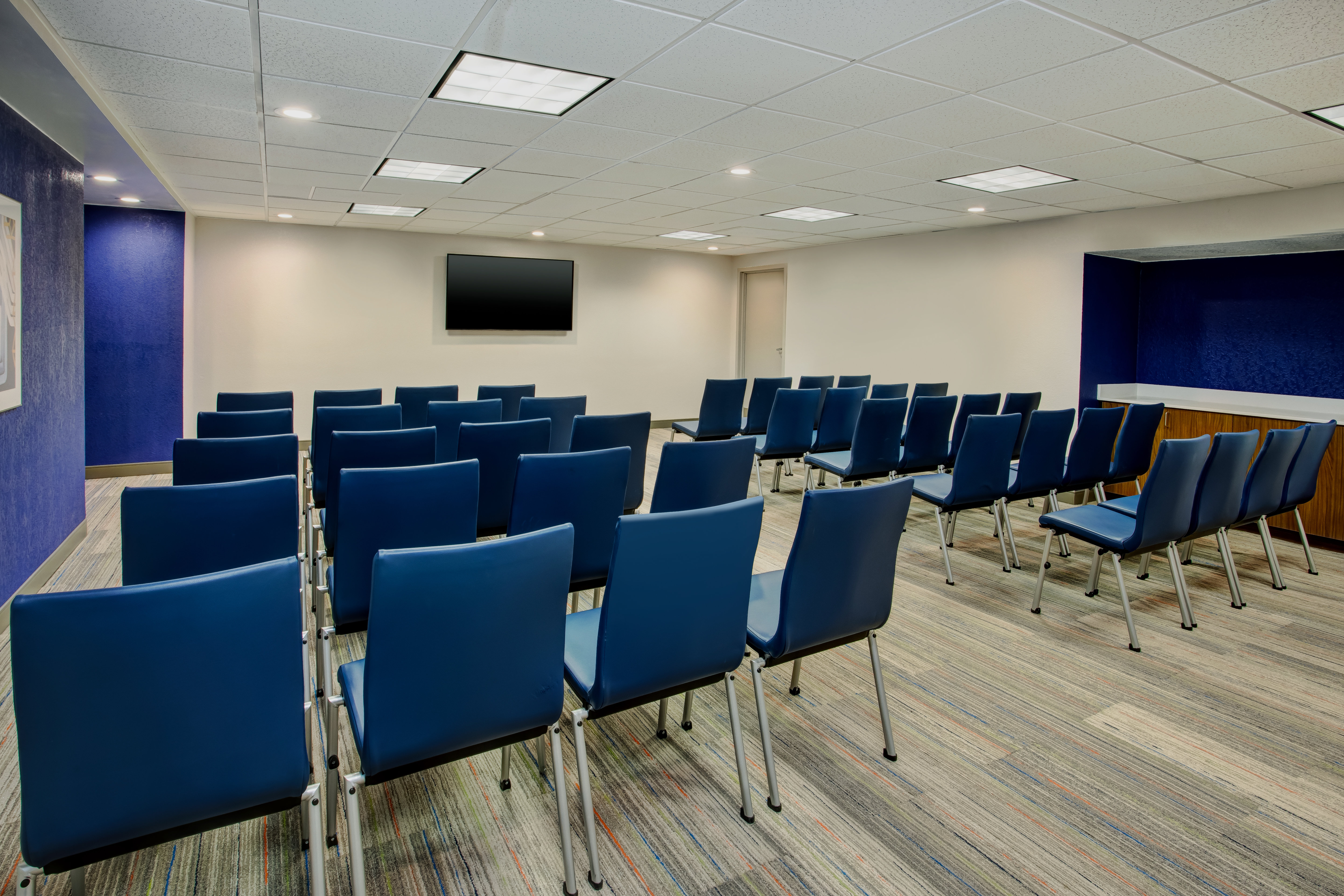Holiday Inn Express Nashville Airport 42/49