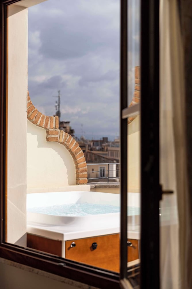 جناح جونيور بسرير كينج بشرفة بجاكوزي، Anantara Palazzo Naiadi 3/3