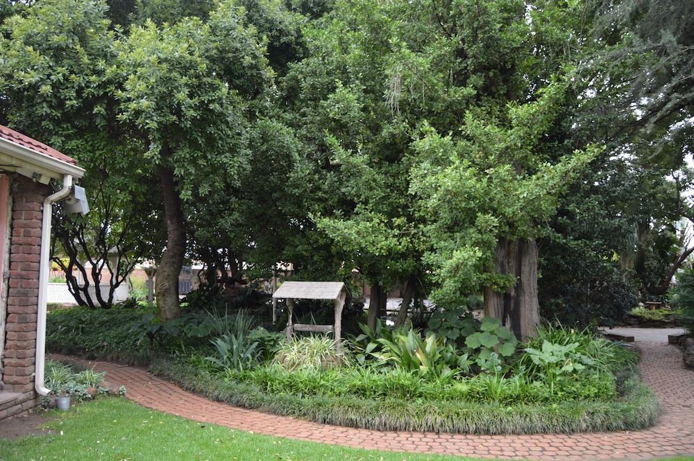 Airport Gardens Boutique Hotel 61/68
