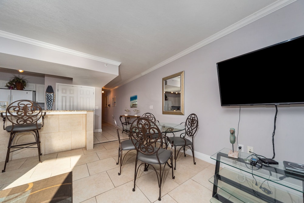 236 Emerald Beach Resort 80/80