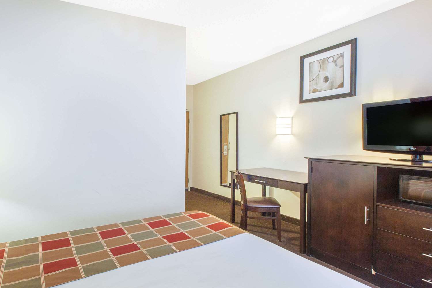 Travelodge by Wyndham Romulus Detroit Airport 21/23