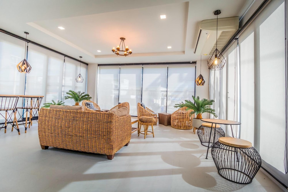 Triple Z Hotel 8/56