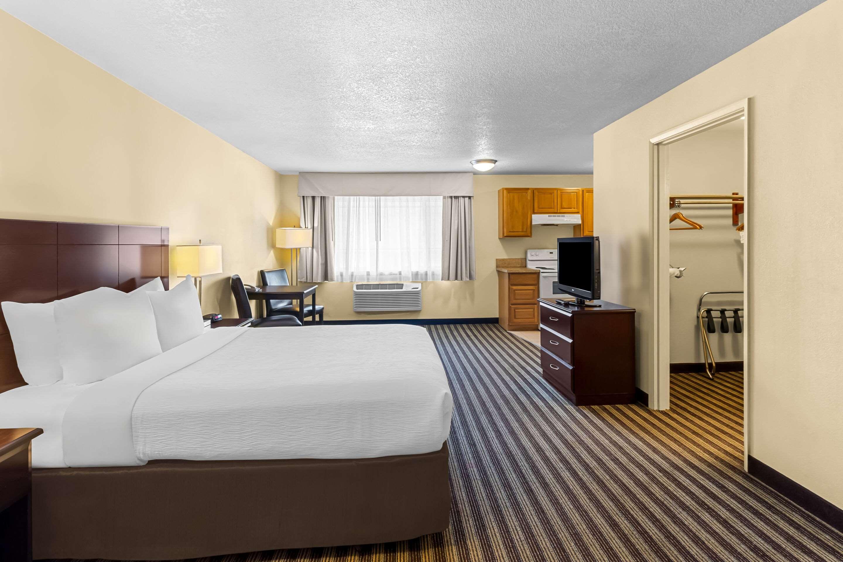 Efficiency, Queen Bed